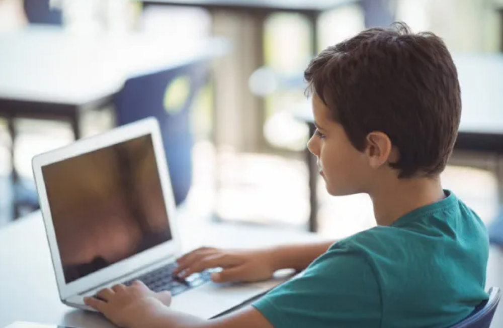Vești bune: 5020 de laptopuri vor ajunge în 903 de instituții de învățământ general din țară